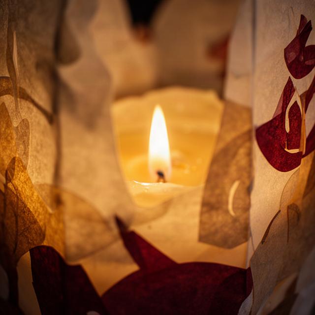 Detalle de velas y papel decorado en un farol tradicional