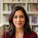 Alvarez Lemarroy, colaboradora de opinión, retratada en una biblioteca luminosa