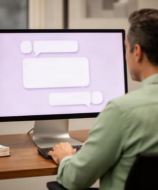 Panel de comentarios periodísticos revisado por una persona en una oficina tranquila