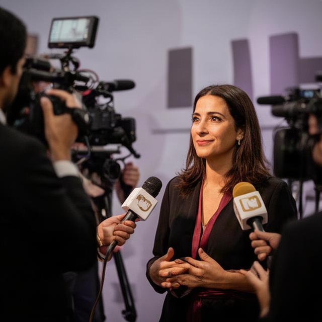 Cineasta poblana conversando en un espacio de prensa durante un festival de cine en Cannes