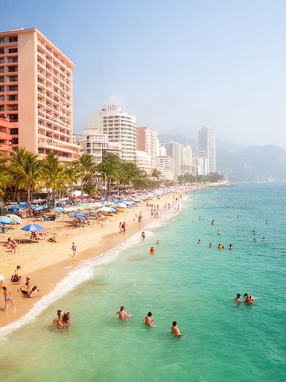 Playa de Acapulco con hoteles y visitantes durante la recuperación turística
