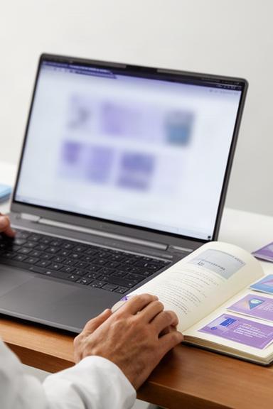 Navegador abierto con referencias externas junto a un cuaderno de investigación