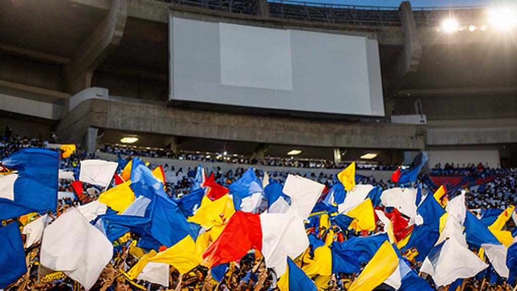 Aficionados con banderas en el estadio Cuauhtémoc antes de un encuentro de futbol